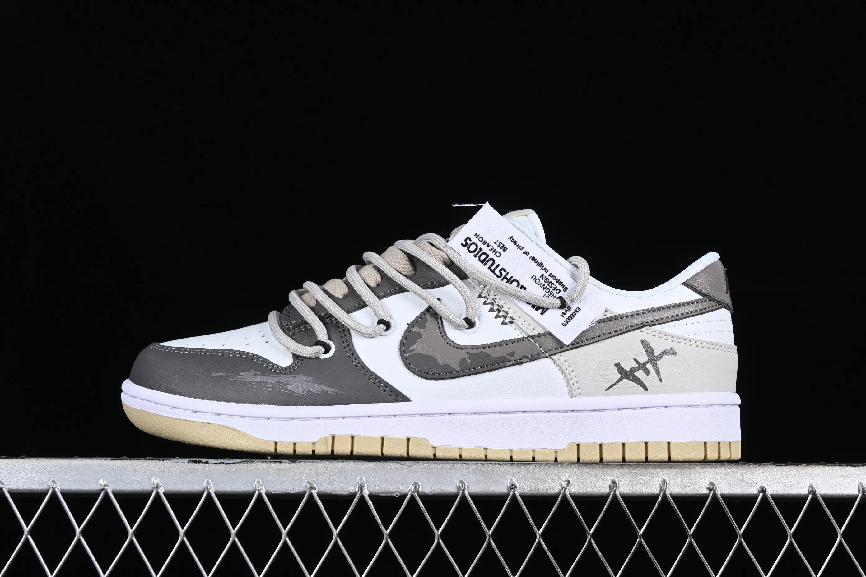 All Categories Nk SB Dunk Series Nk SB Dunk Low Low-top sneakers Customized large box Nk Dunk Low "Team Gold" Official custom-crack SB strapped low-top casual sneakers DV0833-100